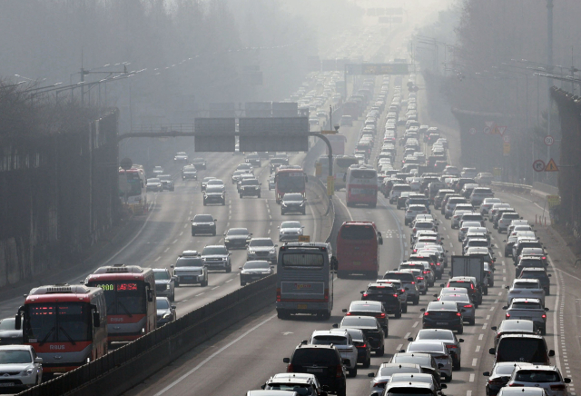 설 연휴 둘째 날인 15일 경부고속도로 서울 잠원 IC 인근이 서울을 빠져나가는 하행선 차량(오른편)으로 붐비고 있다. 연합뉴스