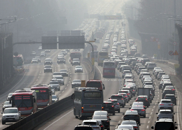 설 연휴 둘째 날인 15일 경부고속도로 서울 잠원 IC 인근이 서울을 빠져나가는 하행선 차량(오른편)으로 붐비고 있다. 연합뉴스