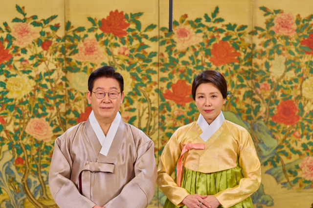 이재명 대통령과 김혜경 여사가 한복차림으로 국민에게 새해 인사를 전하고 있다. 이 대통령은 영상 메시지를 통해 