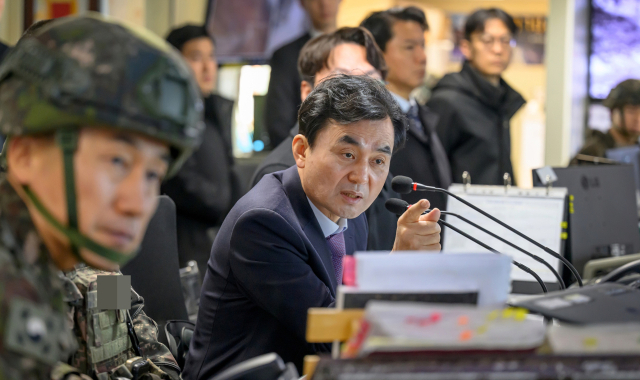 안규백 국방부 장관이 15일 육군 25사단 GOP 부대를 방문해 군사대비태세를 점검하고 있다. 연합뉴스
