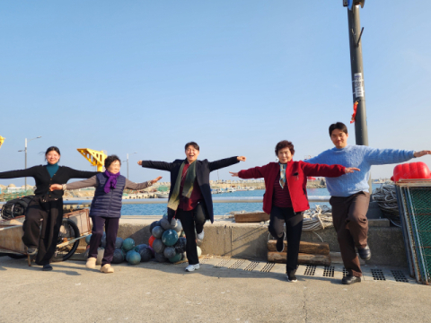 13일 ‘파도 치유 체조’ 뮤직비디오에 출연한 문동 주민과 문동생활권 어촌신활력증진사업 앵커조직 스태프들이 오랜만에 한데 모였다.