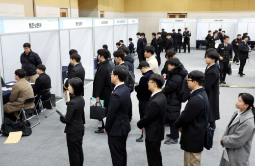20대 청년층의 고용 한파가 심화되고 있는 것으로 나타났다. 지난 10일 부산 동구 부산항국제전시컨벤션센터에서 열린 ‘2026 해운선사 해기사 취업박람회’에서 구직자들이 면접을 보기 위해 줄을 서 있다. 정종회 기자 jjh@