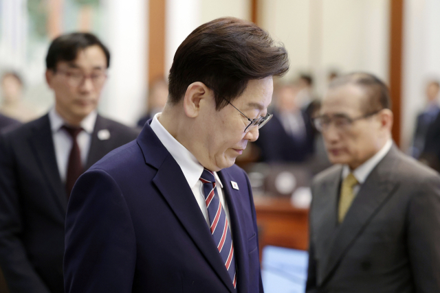 이재명 대통령이 12일 청와대에서 열린 수석보좌관회의에 입장하고 있다. 연합뉴스