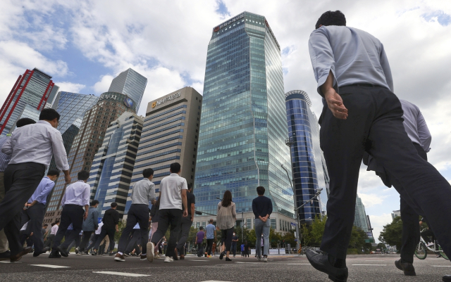 지난해 우리나라 직장인이 낸 근로소득세 수입이 70조 원에 육박하며 역대 최대 기록을 갈아치웠다. 사진은 출근길 모습. 연합뉴스