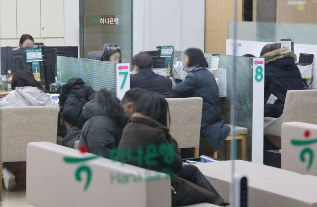12일 서울 시내 은행 창구에 시민들이 업무를 보고 있다. 연합뉴스