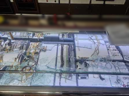 부산 수영구서 훔친 트럭으로 금은방 출입문을 부수고 귀금속을 훔쳐 달아난 40대 남성이 경찰에 붙잡혔다. 사진은 피해 금은방 모습. 부산 수영경찰서 제공