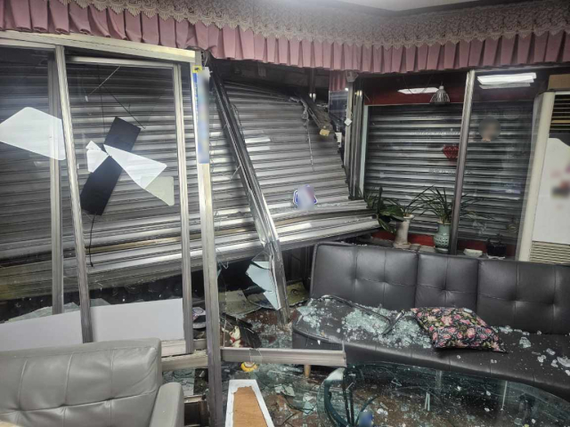 부산 수영구서 훔친 트럭으로 금은방 출입문을 부수고 귀금속을 훔쳐 달아난 40대 남성이 경찰에 붙잡혔다. 사진은 피해 금은방 모습. 부산 수영경찰서 제공