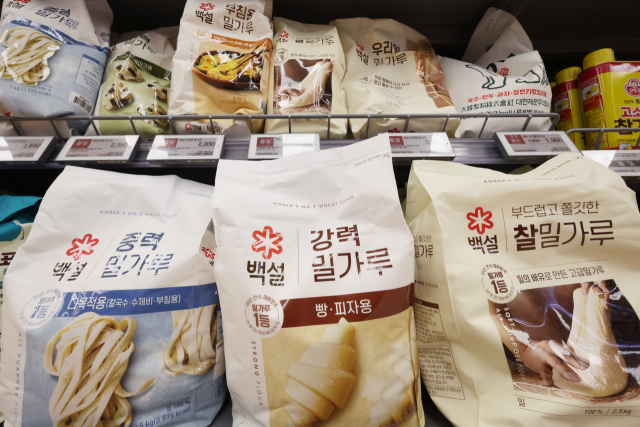 밀가루 가격 담합 의혹을 조사 중인 공정거래위원회가 20년 만에 제분 업체에 ‘가격 재결정’ 명령을 내릴지 주목된다. 서울의 한 대형마트 밀가루 판매대. 연합뉴스