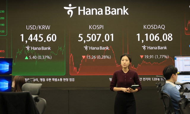 13일 서울 중구 하나은행 본점에서 직원들이 업무를 보고 있다. 이날 코스피는 전장보다 8.56포인트(0.16%) 내린 5,513.71로 출발해 한때 5,583.74까지 올라 전날 기록한 역대 최고치를 재차 경신후 15.26포인트(0.28%) 내린 5,507.01에 장을 마쳤다. 연합뉴스