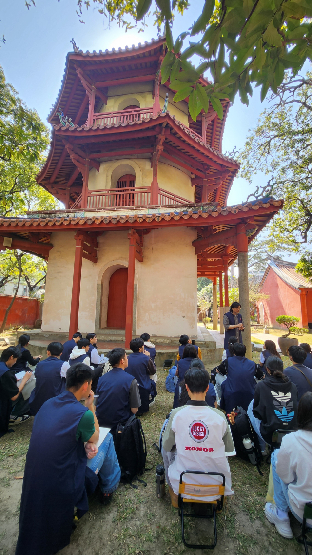 공부의 신을 모신 문창각에 학생들이 해설사의 설명을 듣고 있다.