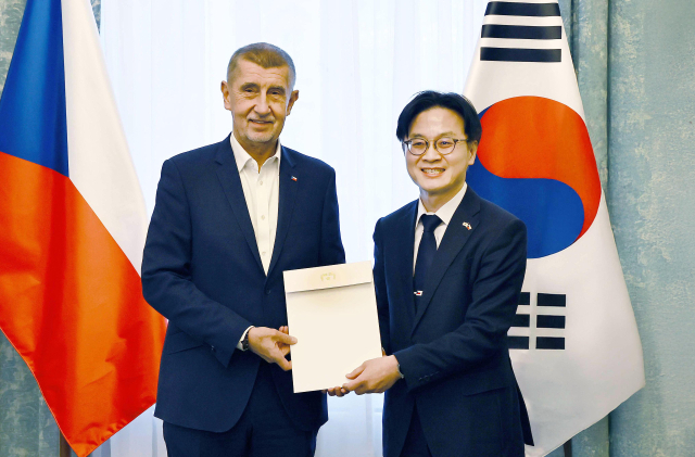 김정관 산업통상부 장관이 16일(현지시간) 체코 총리실 회의실에서 안드레이 바비시 체코 총리와 면담한 뒤, 이재명 대통령의 친서를 전달하고 있다. 산업부 제공