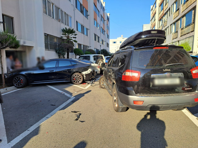 18일 오전 9시께 영도구 남항동 한 아파트에서 70대 남성 A 씨가 몰던 SUV 차량이 야외 주차장에 주차된 차량 7대를 연달아 들이받고 멈춰 섰다. 부산 영도경찰서 제공