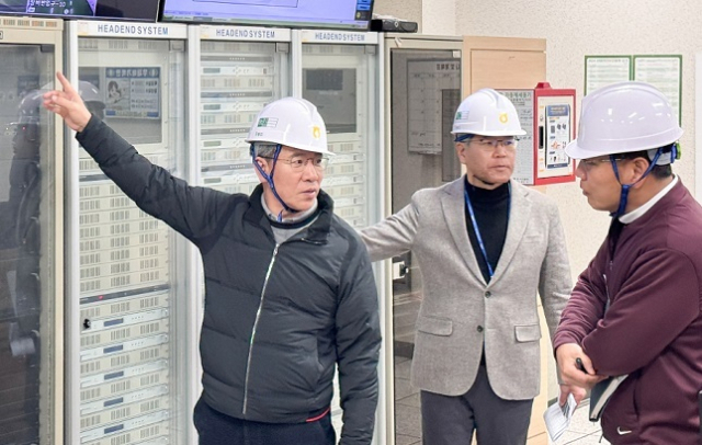 농협중앙회 박서홍 신임 부회장은 13일 별도의 취임식 대신 농촌 인력난 해소와 겨울철 시설 안전 점검을 위한 현장 방문으로 공식 일정을 시작했다. 농협중앙회 제공