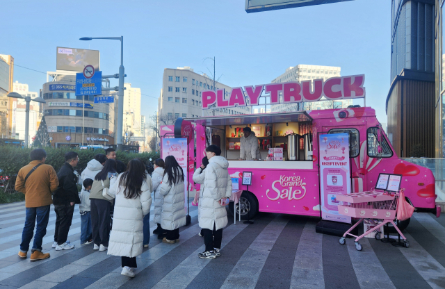 지난달 롯데백화점 광복점에서 열린 외국인 관광객 대상 ‘플레이 트럭’ 팝업 행사. 각 사 제공