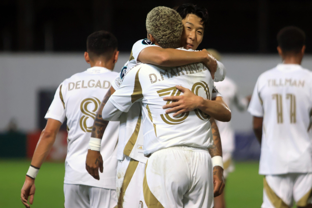 손흥민이 18일(한국 시간) 온두라스 산페드로술라에서 열린 2026 북중미카리브축구연맹(CONCACAF) 챔피언스컵 레알 에스파냐와의 대회 1라운드 1차전 원정 경기에 골을 넣은 뒤 동료 선수와 기쁨을 나누고 있다. EPA연합뉴스