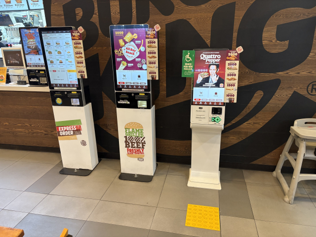 지난 5일 부산 부산진구 서면의 한 프랜차이즈 매장에 배리어프리 키오스크가 설치돼 있는 모습.