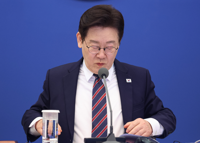 이재명 대통령이 12일 청와대에서 수석보좌관회의를 준비하고 있다. 연합뉴스