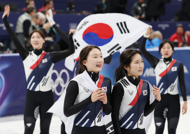 18일(현지시간) 이탈리아 밀라노 아이스스케이팅 아레나에서 열린 2026 밀라노-코르티나담페초 동계올림픽 쇼트트랙 여자 3000m 계주 결승에서 금메달을 따낸 한국 선수들이 세리머니를 하고 있다. 연합뉴스