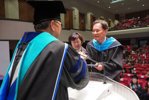 시각장애를 딛고 교육학 박사 학위를 취득한 김병우 졸업생.