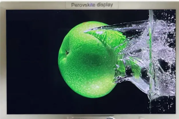 페로브스카이트 나노결정을 색변환 필름으로 제작해 적용한 태블릿 디스플레이 모습. 이태우 서울대 교수 제공