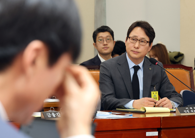 이재원 빗썸 대표이사(오른쪽)가 지난 11일 국회 정무위원회에서 열린 국내 가상자산거래소 빗썸에서 발생한 거액의 비트코인 오지급 사태 관련 긴급 현안 질의에서 여야 의원들의 질문을 듣고 있다. 연합뉴스