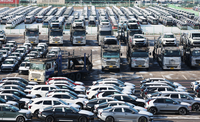 지난달 자동차 수출액이 작년 1월보다 21.7% 증가한 60억 7000만 달러로, 역대 1월 중 두 번째로 높은 수출액을 기록했다. 경기도 평택항에 수출용 차량이 세워져 있는 모습. 연합뉴스