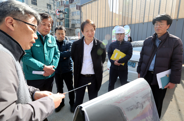 부산시 성희엽 미래혁신부시장이 19일 오후 부산 남구 대연동 대연3구역 주택재개발 현장 인근 대연중학교 통학로 점검에 나서 현장 관계자로부터 설명을 듣고 있다. 정종회 기자 jjh@