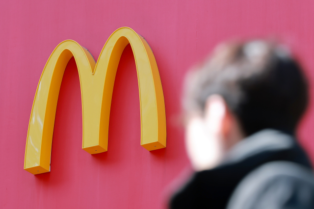 한국맥도날드는 햄버거와 음료, 사이드 메뉴 등 35가지(단품 기준) 제품 가격을 오는 20일부터 100∼400원 인상한다고 19일 밝혔다. 맥도날드의 가격 인상은 지난해 3월 이후 11개월 만이다. 전체 평균 인상률은 2.4%다. 사진은 이날 서울 시내 맥도날드 매장. 연합뉴스