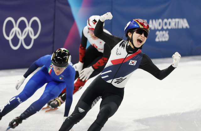 19일(한국 시간) 이탈리아 밀라노 아이스스케이팅 아레나에서 열린 2026 밀라노-코르티나담페초 동계올림픽 쇼트트랙 여자 3000m 계주 결승에서 한국 마지막 주자 김길리가 1위로 피니시라인을 통과하며 환호하고 있다. 왼쪽 위 사진은 시상대에서 올림픽 마지막 무대인 이소연을 위한 세리머니 모습. 연합뉴스