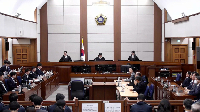19일 서초구 서울중앙지방법원에서 12·3 비상계엄 관련 윤석열 전 대통령에 대한 내란 우두머리 혐의 1심 선고공판이 열리고 있다. 이날 서울중앙지법 형사합의25부는 윤 전 대통령에게 무기징역을 선고했다. 연합뉴스
