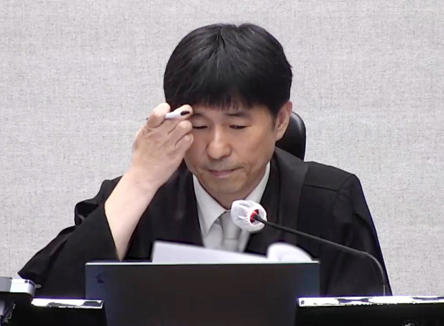 서울중앙지법 형사합의25부 지귀연 부장판사가 19일 서초구 서울중앙지방법원에서 열린 12·3 비상계엄 관련 윤석열 전 대통령의 내란 우두머리 혐의 1심 판결 선고 주문을 낭독하고 있다. 이날 서울중앙지법 형사합의25부는 윤 전 대통령에게 무기징역을 선고했다. 연합뉴스