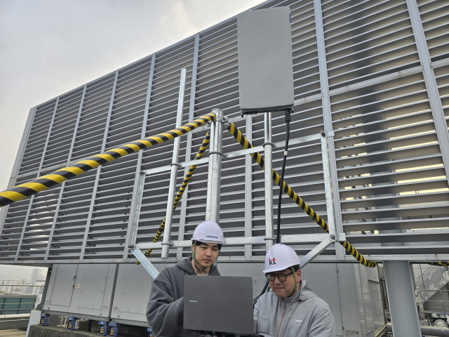 삼성전자 차세대통신연구센터와 KT 연구진이 서울 서초구 우면동 삼성전자 서울R&D캠퍼스에서 초고집적 다중 안테나 기술을 검증하고 있다.삼성전자 제공