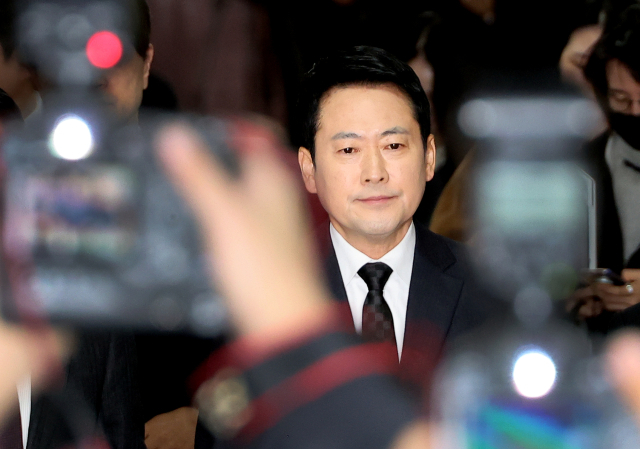 국민의힘 장동혁 대표가 20일 국회에서 윤석열 전 대통령에 대한 1심 무기징역 선고 관련, 입장을 밝히기 위해 입장하고 있다. 연합뉴스