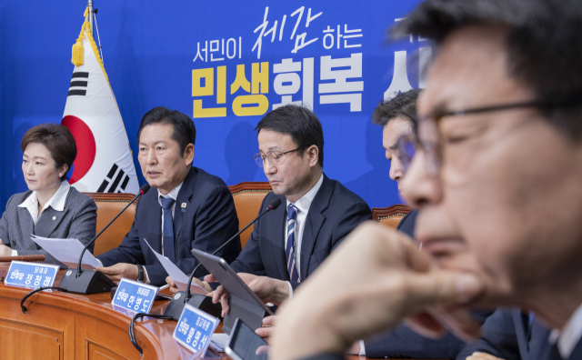 더불어민주당 정청래 대표가 20일 국회에서 열린 최고위원회의에서 윤석열 전 대통령 1심 선고 결과를 비판하는 발언을 하고 있다. 연합뉴스