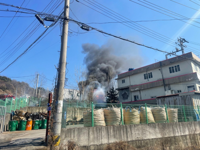 19일 오후 1시 59분 김해시 유하동 한 철강 재활용 업체 야적장에서 불이 나 업체 노동자 1명이 다쳤다. 경남소방본부 제공