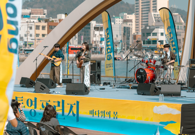 지난해 열린 2025 통영프린지 강구안 해상무대에서 GR2N!가 공연을 펼치고 있다. 통영국제음악재단 제공