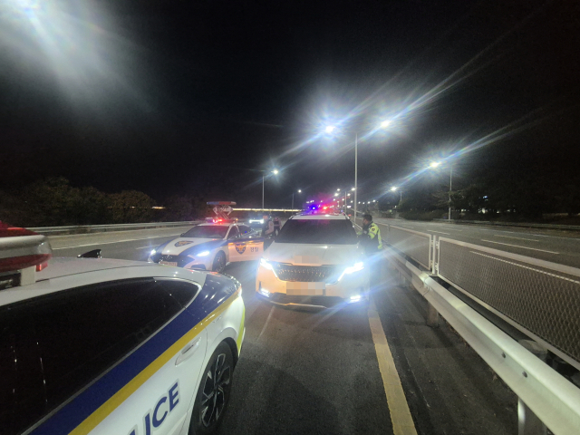 18일 오후 경찰이 만취 운전자가 몬 SUV를 정차시킨 모습. 부산 북부경찰서 제공