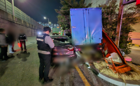 부산서 갓길에 차 세우고 통화하던 보행자, 탑차에 치여 사망