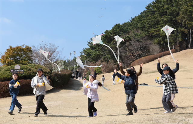 21일 부산 동래구 동래읍성 북문광장에서 열린 ‘부산 동래 전국 전통연날리기 대회’에서 참가자들이 연을 날리기 위해 내달리고 있다. 정종회 기자 jjh@