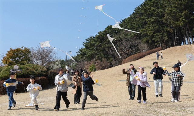 21일 부산 동래구 동래읍성 북문광장에서 열린 ‘부산 동래 전국 전통연날리기 대회’에서 초등부 참가자들이 연을 날리기 위해 내달리고 있다. 정종회 기자 jjh@