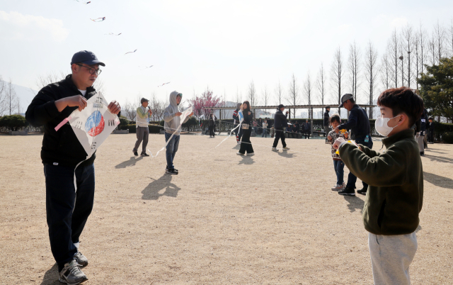 21일 부산 동래구 동래읍성 북문광장에서 열린 ‘부산 동래 전국 전통연날리기 대회’에서 초등부 참가자들이 연을 날리고 있다. 정종회 기자 jjh@