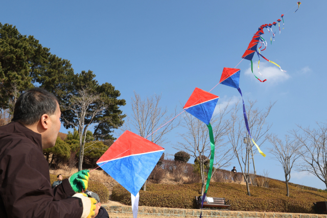 21일 부산 동래구 동래읍성 북문광장에서 열린 ‘부산 동래 전국 전통연날리기 대회’에서 행사 관계자가 줄연을 날리며 행사 분위기를 띄우고 있다. 정종회 기자 jjh@
