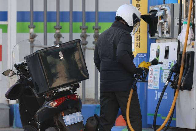 부산과 전국 주유소에서 휘발유 주간 평균 판매가격이 11주 만에 상승세로 전환했다. 서울 시내 주유소 모습. 연합뉴스