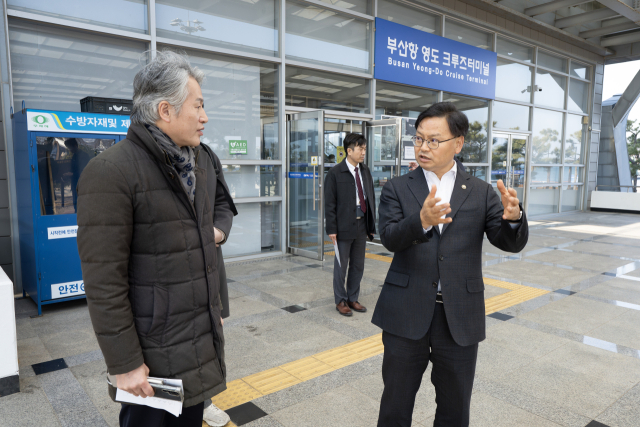 김성범 해양수산부 장관 직무대행은 지난 20일 부산항 영도 크루즈터미널을 방문해 2026년 준모항 운영에 따른 승선 준비 현황과 운영체계를 종합 점검했다. 해수부 제공