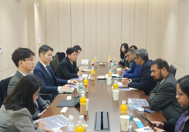 박종연 인프라금융부장(왼쪽에서 네 번째) 등 한국해양진흥공사 직원들은 지난 20일 오후 코비씨 워리나에서 한국을 방문한 인도 항만해운수로부 일행과 간담회를 갖고 양국 간 해운·항만·물류인프라 협력 방안을 논의했다. 해진공 제공