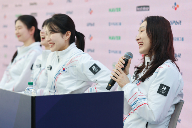 쇼트트랙 최민정이 21일(현지시간) 이탈리아 밀라노 코리아하우스에서 열린 기자회견에서 밝은 표정으로 취재진 질문에 답하고 있다. 연합뉴스