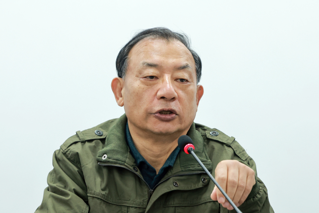 국민의힘 이정현 공천관리위원장이 20일 서울 여의도 국민의힘 중앙당사에서 열린 제9회 전국동시지방선거 중앙당 공관위 제1차 회의에 참석해 준비한 발언을 마치고 회의에 관해 추가 설명하고 있다. 연합뉴스