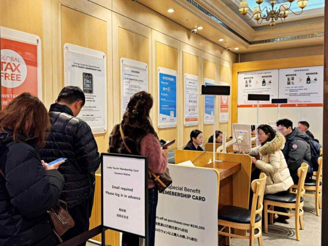 롯데백화점 본점 지하1층 택스리펀 라운지에서 외국인 고객들이 입장을 기다리고 있다.롯데백화점 제공