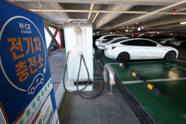 2일 서울 한 대형마트 전기차 충전소. 연합뉴스