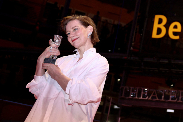 독일을 대표하는 연기파 배우 산드라 휠러가 21일(현지시간) 열린 제76회 베를린국제영화제 시상식에서 주연상을 받고 기뻐하고 있다. 로이터연합뉴스